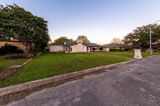 Building Photo - BEAUTIFULLY RENOVATED ONE STORY HOME IN A ...
