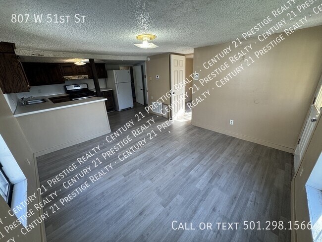 Building Photo - 807 W 51st St