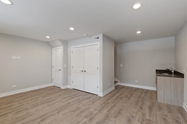 Building Photo - 6844 W 65th St