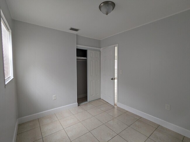 Building Photo - 33 Sioux Ln