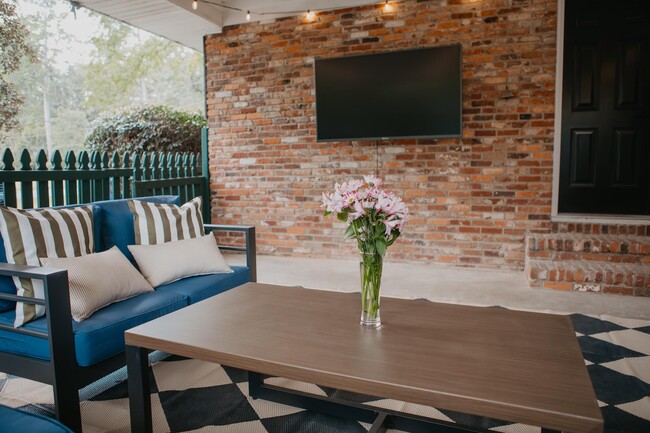 Building Photo - 946 Magnolia St SE