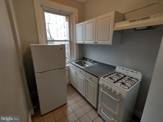 Building Photo - 307 Dolphin St