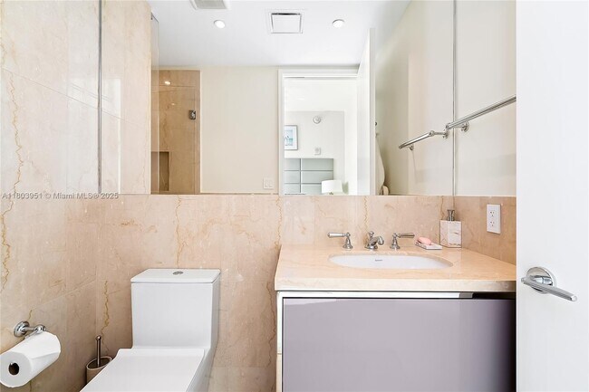 Building Photo - 15701 Collins Ave