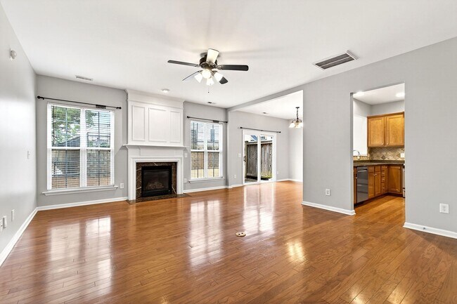 Building Photo - Cozy 3BR Townhouse in Glenwood Crossing!