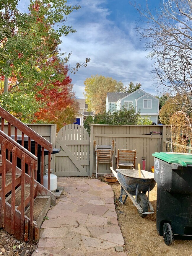 Building Photo - Spacious Rowhouse on Cul-de-sac in SW Longmont for Lease!