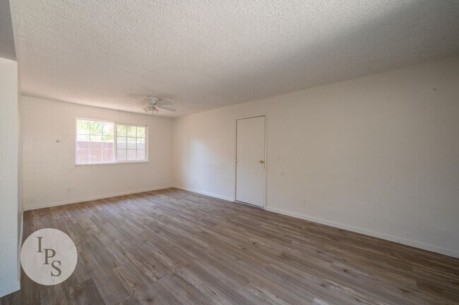Building Photo - Kerman Westside Large 3 Bedroom Home, Bran...