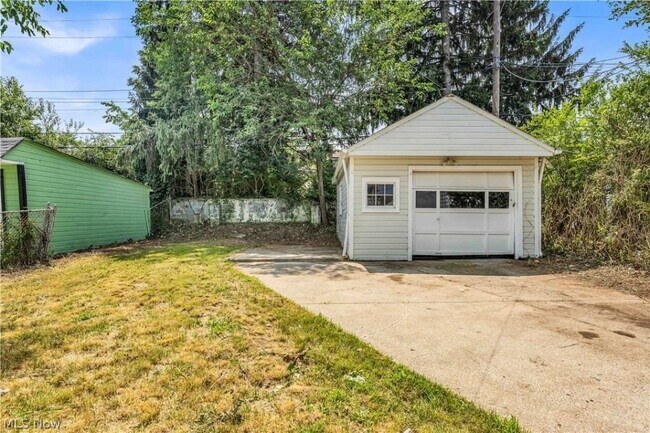 Building Photo - 15902 Maplewood Ave