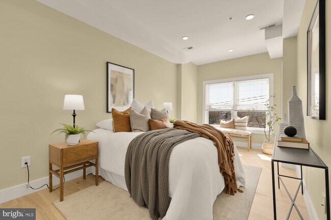 Building Photo - 927 Kennedy St NW