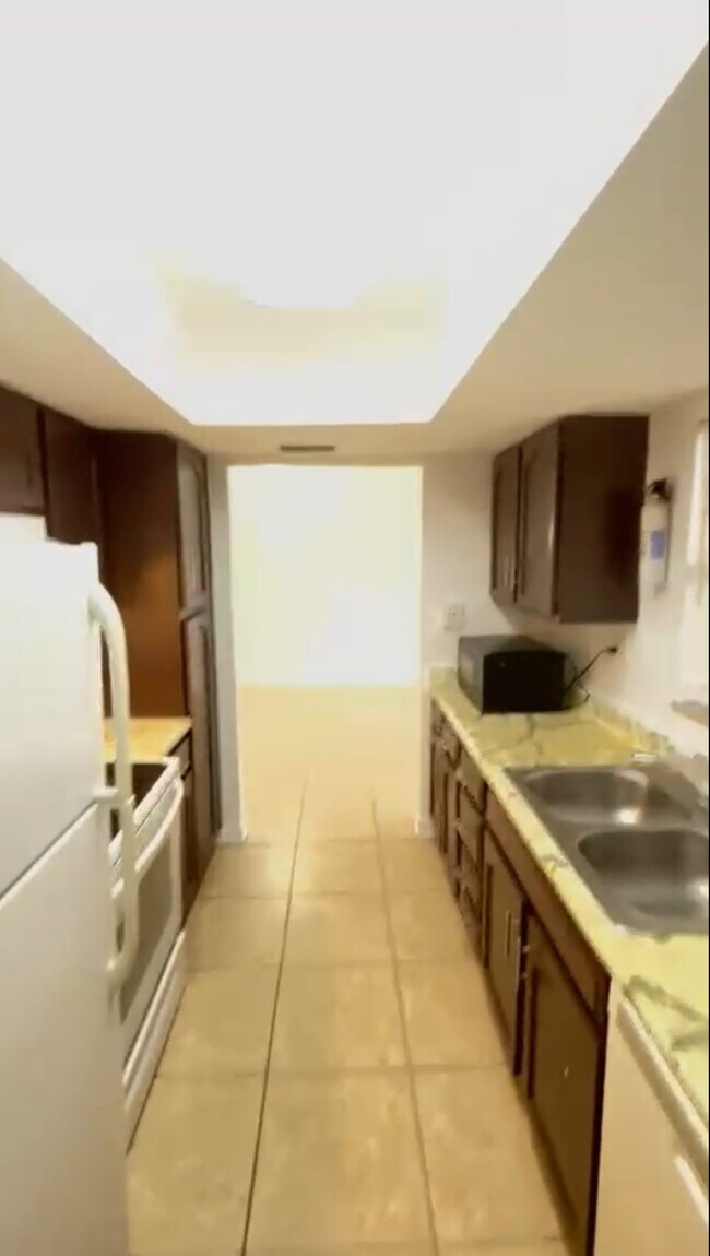 Building Photo - 2546 Lemon Tree Ln
