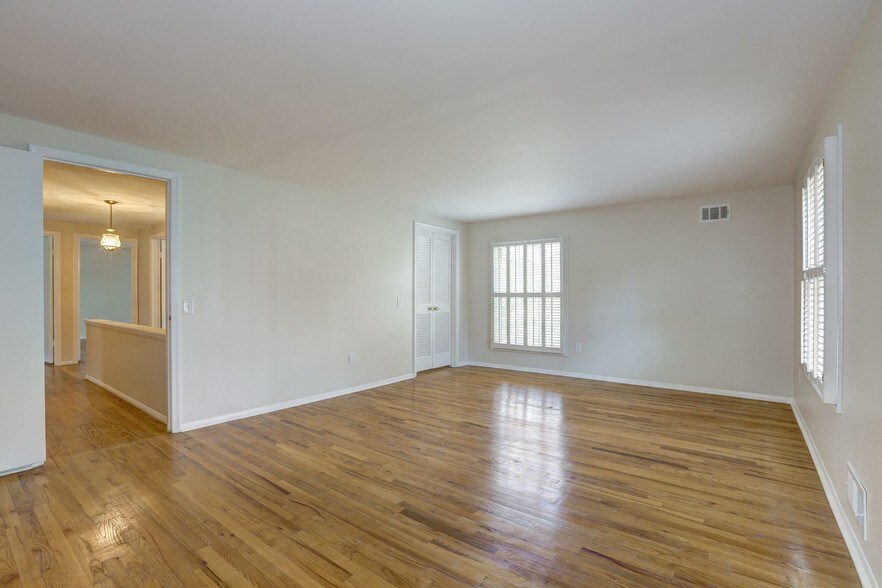 Building Photo - 8804 Falls Chapel Way