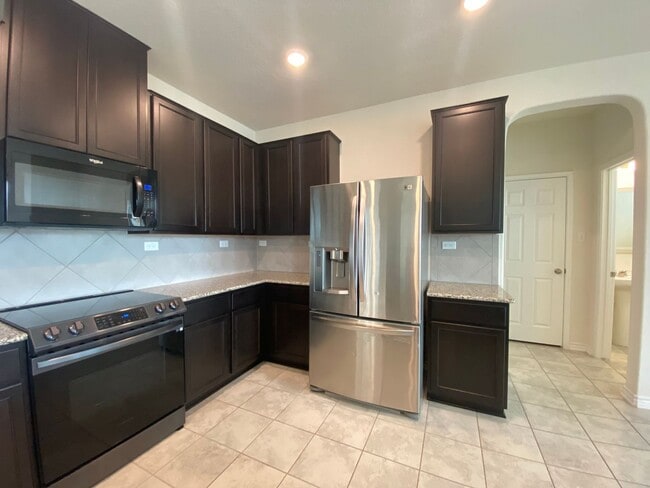 Building Photo - EDGEBROOK