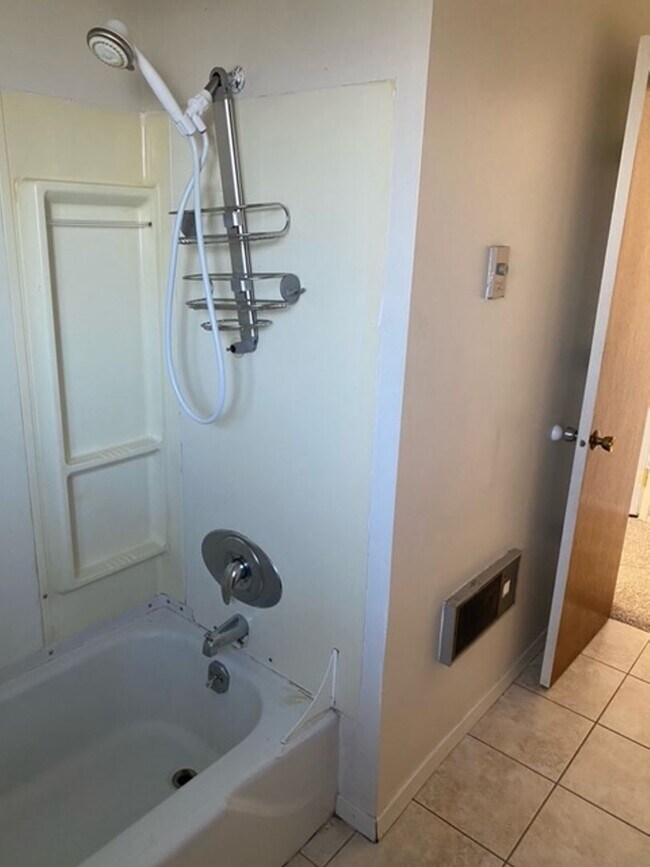 Building Photo - 2070