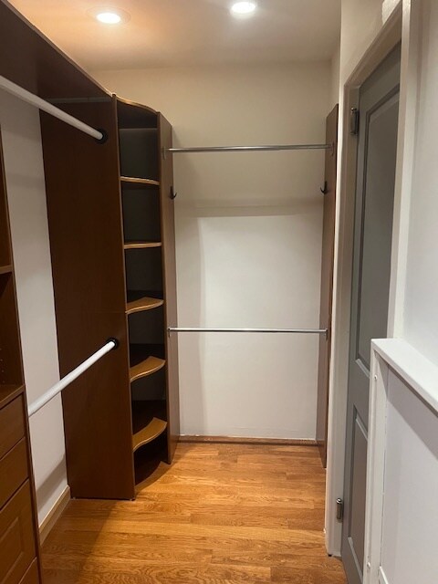 Walking Closet - 1554 Willow Pond Dr