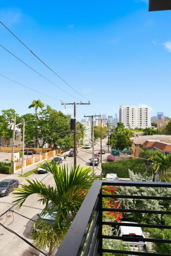 Building Photo - 1376 SW 4th St