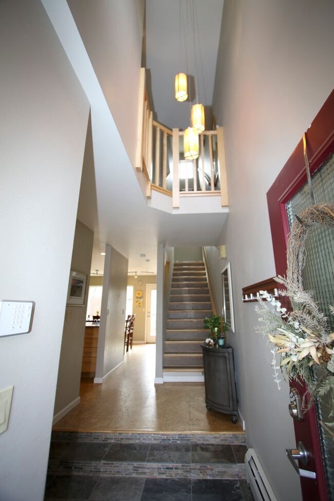 Building Photo - 3 Bedroom Townhouse!