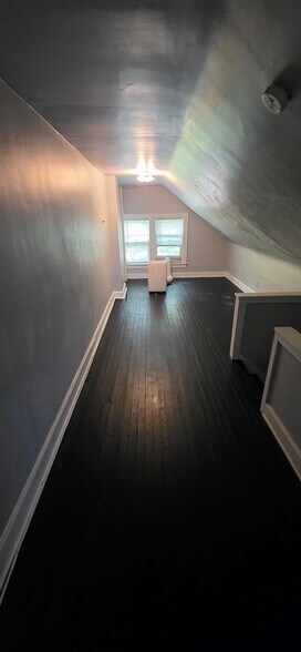 3rd flr extra space - 352 1/2 E 20th Ave