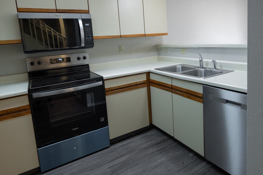 Building Photo - 3441 Atlantic Dr
