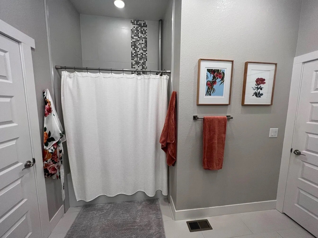 Master bathroom - 2860 W Parkside Pl