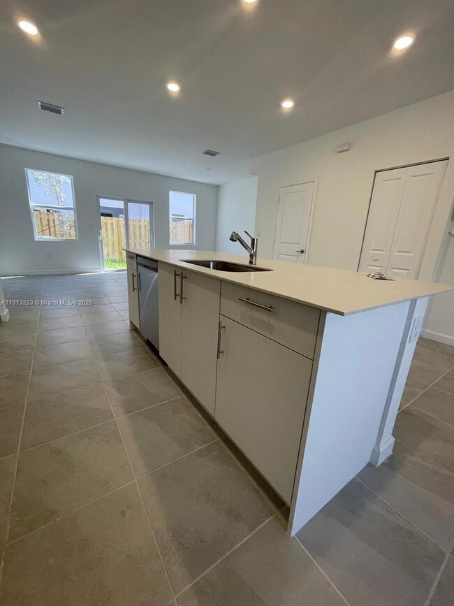 Building Photo - 1066 SE 2nd St