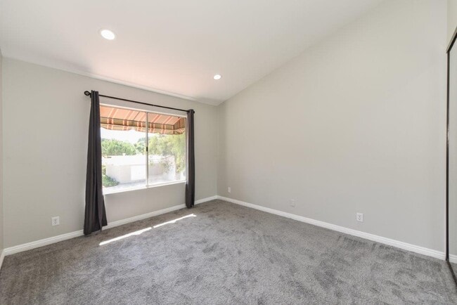 Building Photo - 355 Stanford Ct