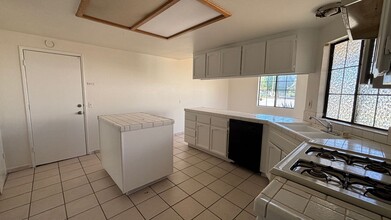 Building Photo - Quaint Three Bedroom, Two Bathroom Home!