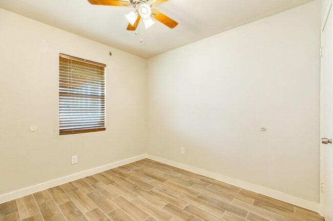 Building Photo - 805 Seashell Dr