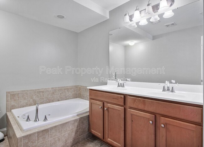 Building Photo - 3823 Maher Manor