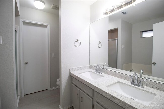 Building Photo - 16 E Martin Ave