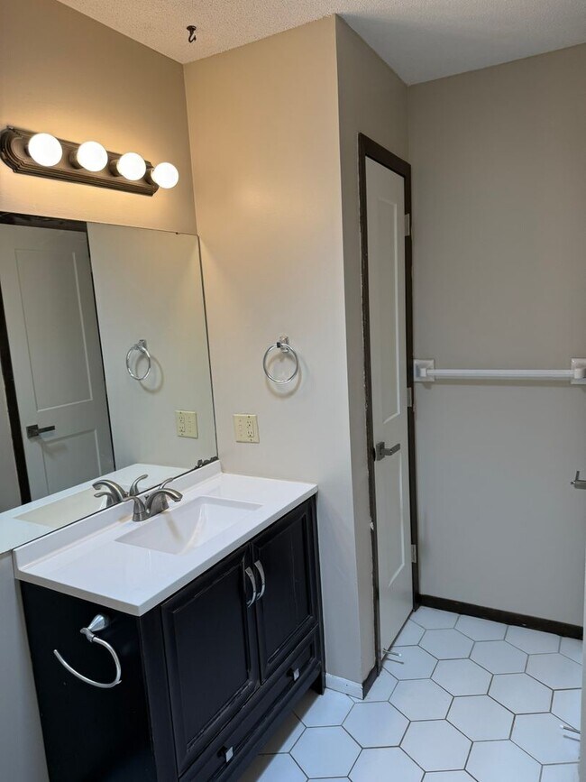 Building Photo - Awesome 3 bed unit