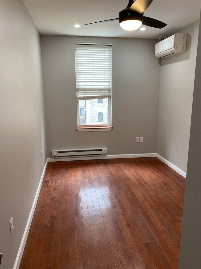 Building Photo - 427 W Girard Ave