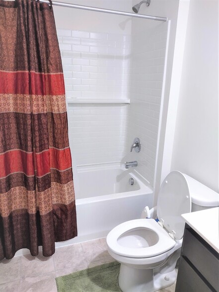 Guest Bathroom - 1925 Turtle Creek Ct