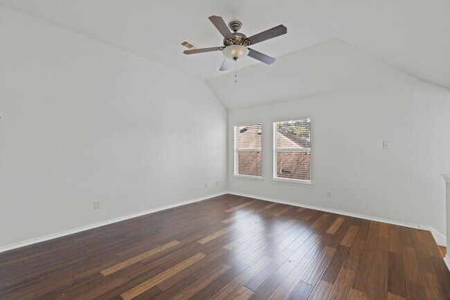 Building Photo - Spacious 3-Bedroom Home in Lakeshore with ...