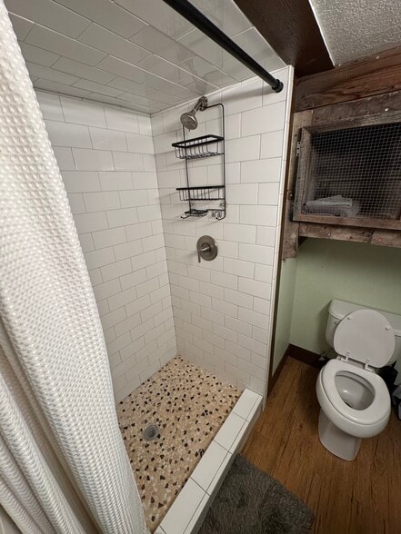 Updated Large Shower - 118 E Brookside St