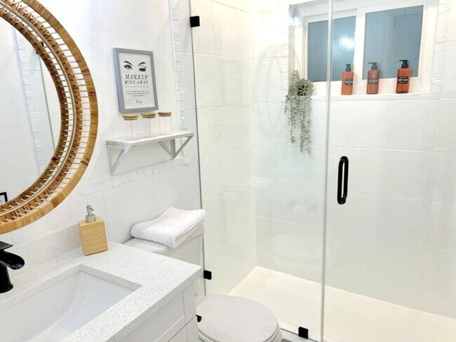 Building Photo - Stylish Heated Pool House  Near the Beach