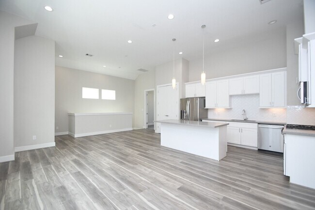 Building Photo - 5904 Gardendale Dr