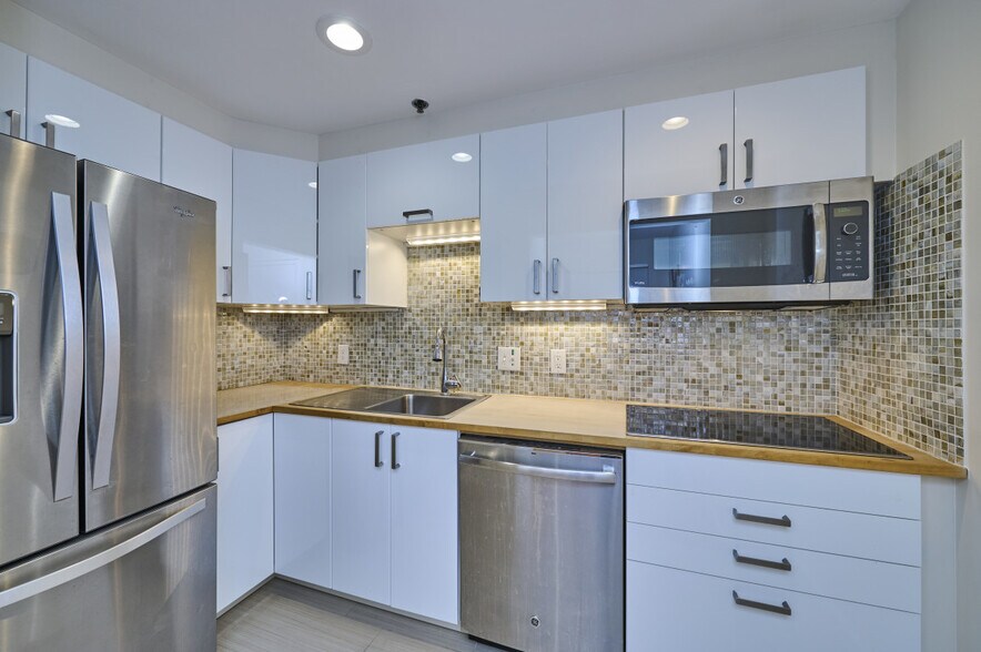 Building Photo - 950 Massachusetts Ave