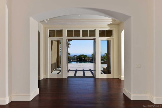 Building Photo - 6717 La Jolla Scenic S Dr
