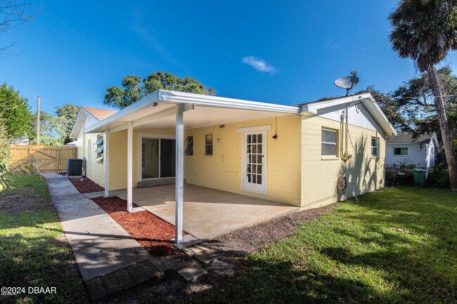 Building Photo - 136 Valencia Dr