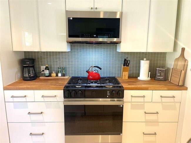 Building Photo - 4620 Englewood Dr