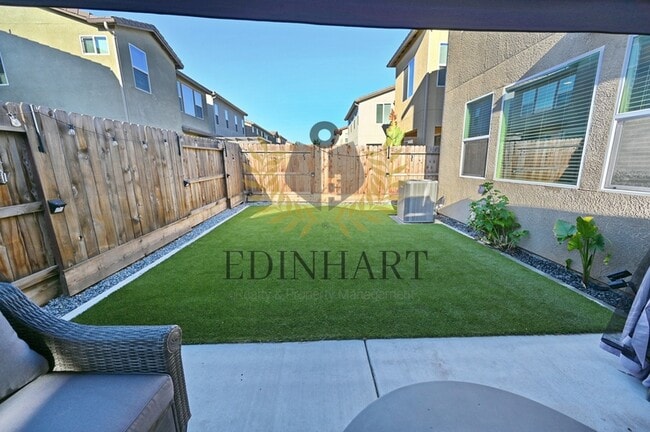 Building Photo - 893 Fir St W