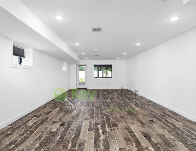 Building Photo - Modern 4-Bedroom, 4-Bath Home – Luxury Liv...