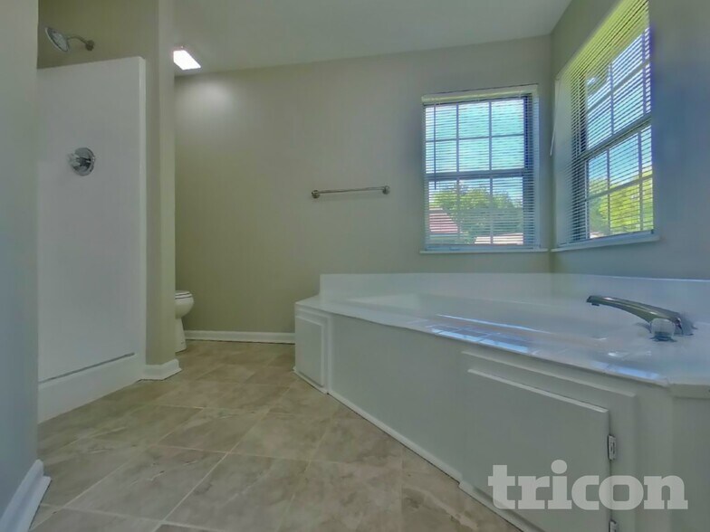 Building Photo - 6044 McClellan Ct