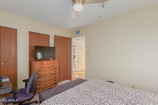 Building Photo - 425 S Parkcrest