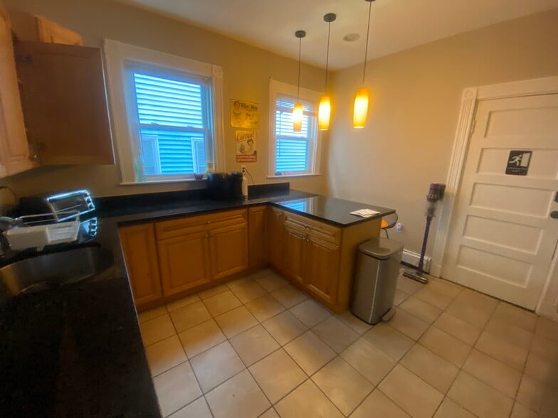 Building Photo - 68 Calumet St