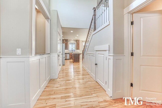 Building Photo - Stylish Beaverton Home with Built-ins, Open Layout & Private Backyard