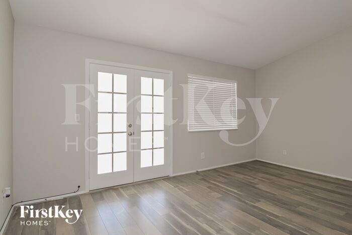 Building Photo - 827 Centaur Ave