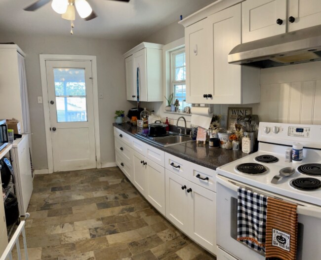 Building Photo - 1565 FM 35