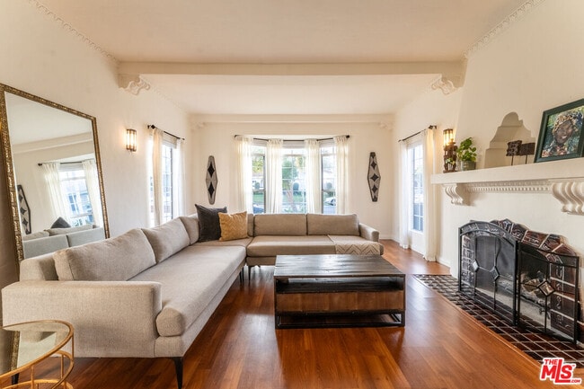 Building Photo - 4198 Angeles Vista Blvd