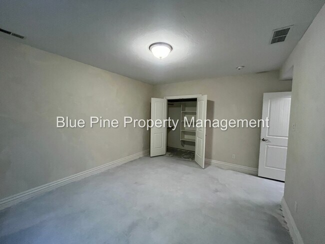 Building Photo - 8426 S Black Hawk Dr