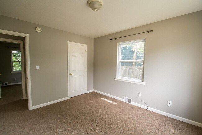 Building Photo - 2887 Moorhead Ave